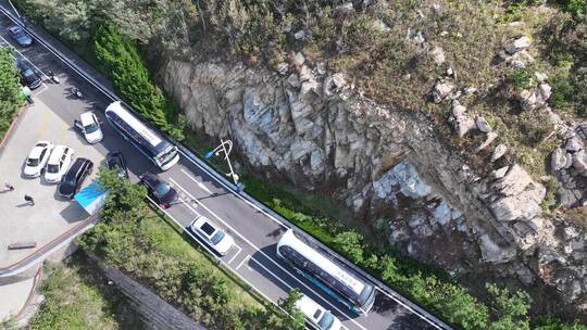 航拍俯瞰威海市环翠区环海路旅游观光大巴车