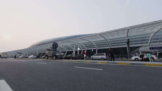 电视新闻记者在机场候机楼前做直播报道