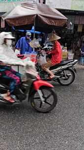 下雨时在街上卖手推车