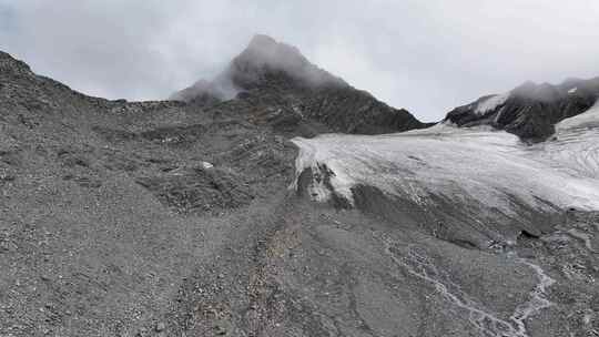 航拍云雾中的四川横断山脉乌库楚雪山风光