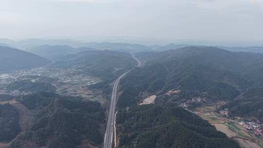 山林间村庄与高速公路的空中俯瞰景象