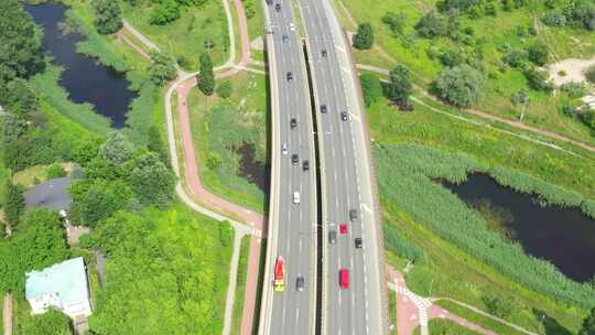 高速公路上的拥挤交通，高速公路上行驶的快速汽车，抽象速度交通背景