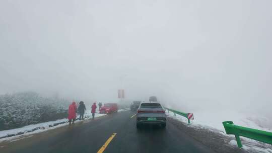 雪天雾气中汽车行驶在山路的汽车拥堵