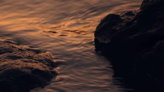 岸边浪花礁石夕阳水面景色黄昏阳光