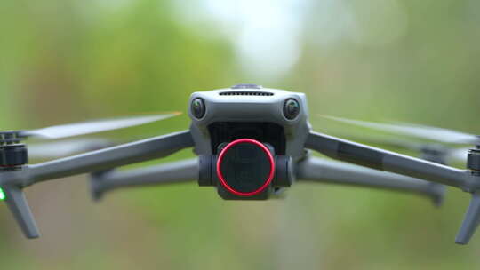 无人机与数码相机和快速旋转的螺旋桨飞行