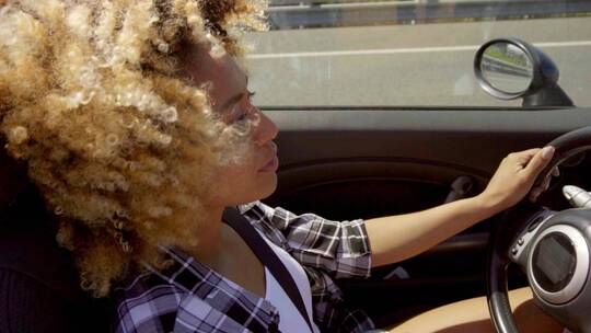 年轻女子在驾驶汽车
