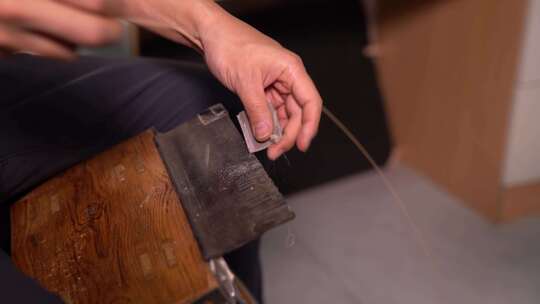竹编手艺人对竹篾条进行刮篾处理传统手工艺