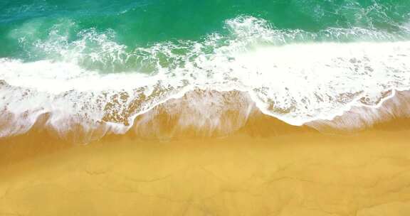 海浪拍向沙滩的特写慢动作镜头
