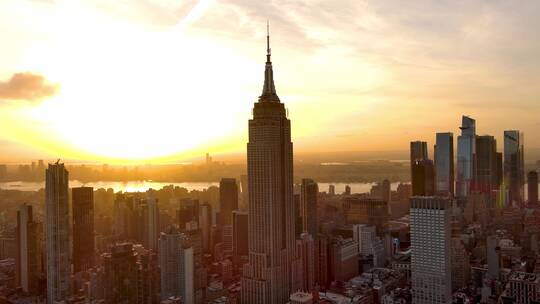 城市航拍纽约帝国大厦日出阳光照射摩天大楼