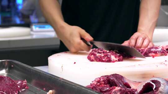 4K升格实拍美食制作潮汕火锅厨师切牛肉视频素材模板下载