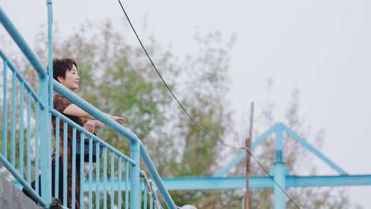 穿香云纱的旗袍女子栏杆上眺望远方展望思考