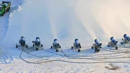 哈尔滨冰雪大世界人工造雪视频素材模板下载