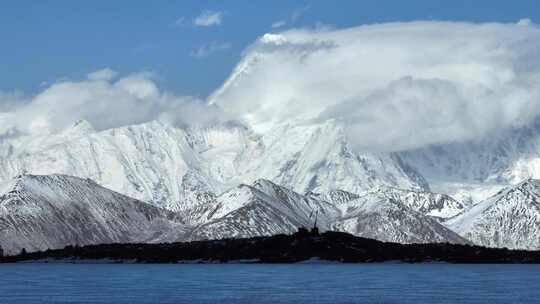 四川甘孜沙徳镇观德结湖拍贡嘎雪山