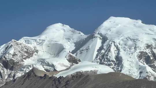 长焦下的西藏念青唐古拉山脉雪山山峰景观