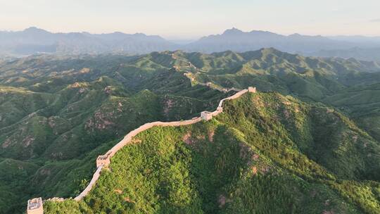 穿越大气的金山岭长城风光航拍