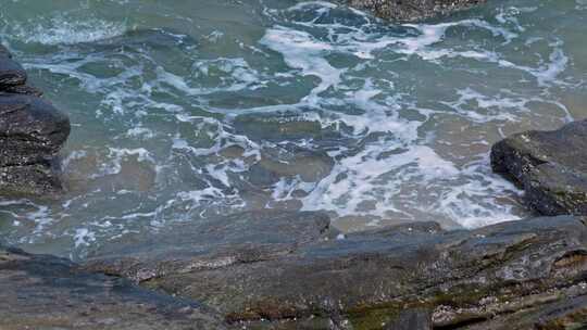 海浪海水冲刷拍打海滩礁石