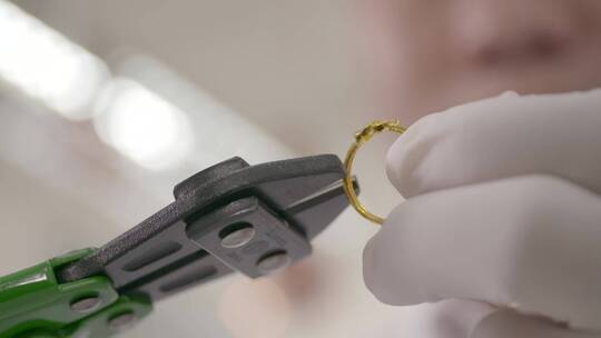 黄金设备检测工匠加工制造首饰戒指手部特写