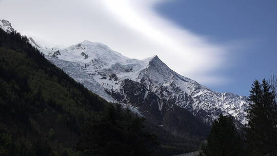 云下的勃朗峰放大景观