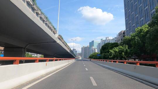 上海封城中的现代高架路