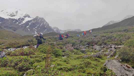贡嘎山乡攀登乌库楚雪山的登山者徒步进山