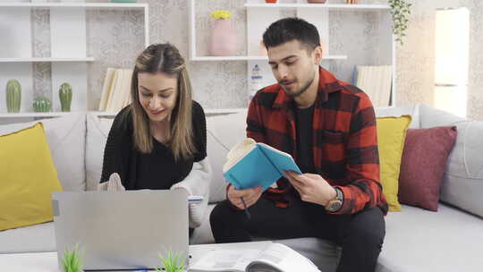 恋爱中的年轻男女正在家里用笔记本电脑学习视频素材模板下载