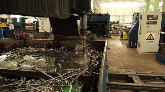 钢铁工厂的车间内工人操作机器钻孔视频素材模板下载