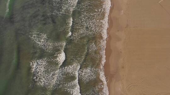 航拍海浪冲上沙滩视频素材模板下载