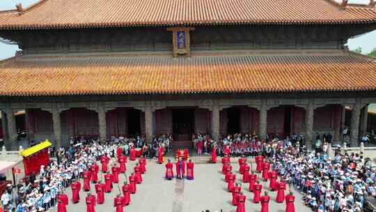 古建筑前传统仪式活动场景