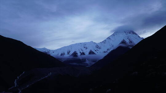 贡嘎雪山清晨 云雾延时 远景