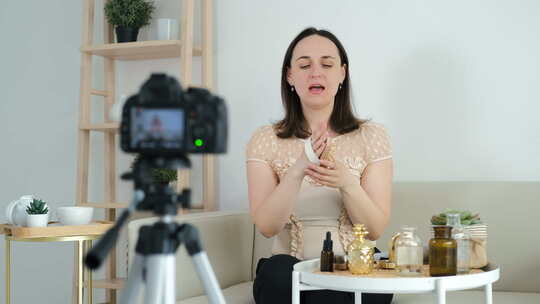 年轻有影响力的女人拍摄美丽视频博客