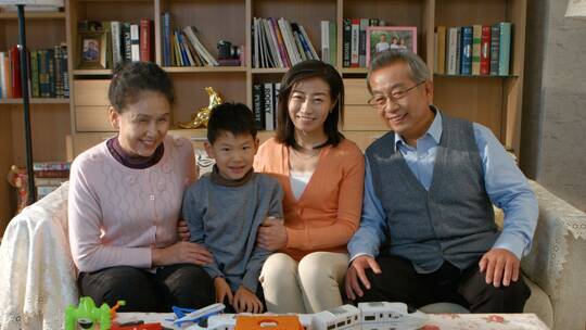 一家人面对镜头微笑的幸福生活视频素材模板下载