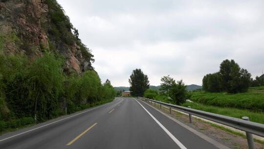 开车视角行驶在公路上  沿途风景