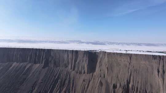 航拍新疆冬季安集海大峡谷红色山脉雪山河流