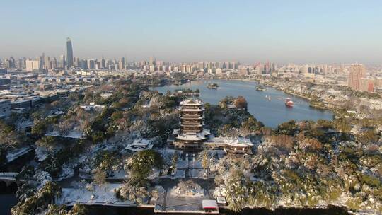 航拍山东济南大明湖5A景区冬天雪景