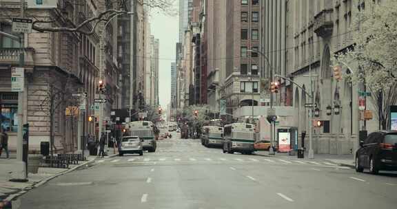汽车和行人穿过纽约的城市街道