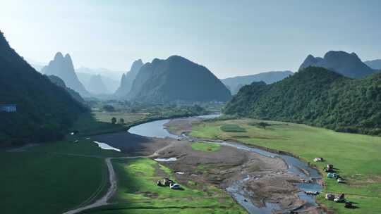 阳光下桂林山谷中的河流草地和露营基地