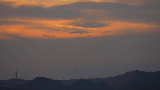 黄昏夕阳余晖里山上的风车云的延时4k