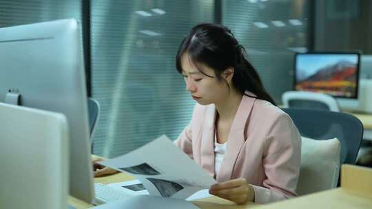 职场女性上班办公场景