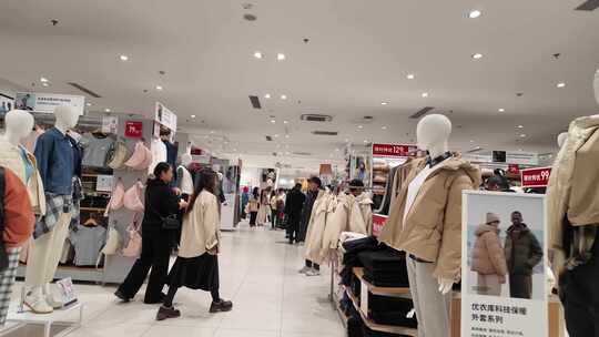 服装店顾客选购商品买衣服