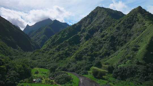 高耸的山峰火山山峰河谷河流Teahupo