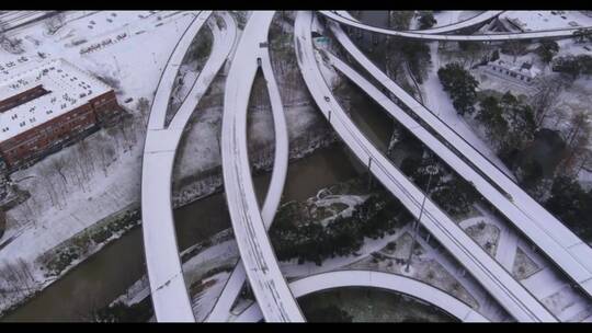 休斯顿暴风雪期间积雪覆盖的高速公路鸟瞰图