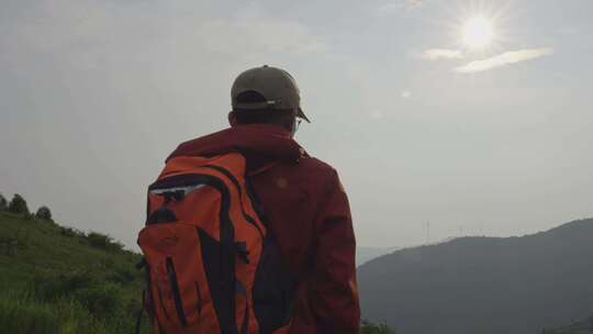 男子户外背背包眺望远方