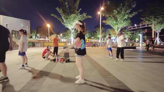 夜晚公园广场年轻人跳舞视频素材模板下载