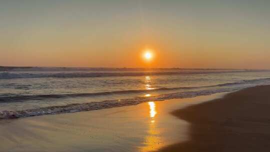 海边夕阳美景，金色沙滩与海浪相映成趣