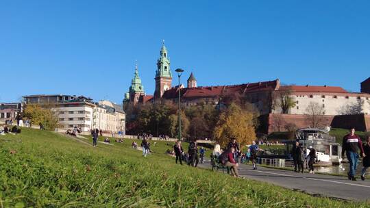 晴朗的午后 城堡下的河畔小憩