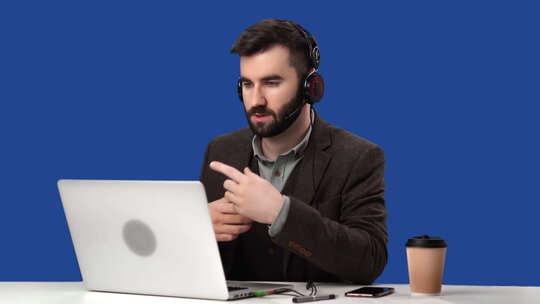 商务人士耳机通话在线视频通话远程见面使用笔记本电脑色度键蓝屏视频素材模板下载