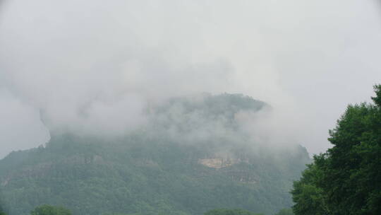 雾气大山