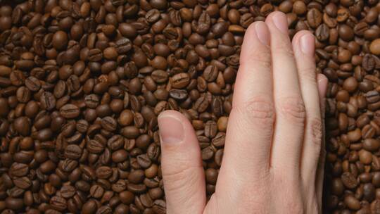 抓起咖啡豆