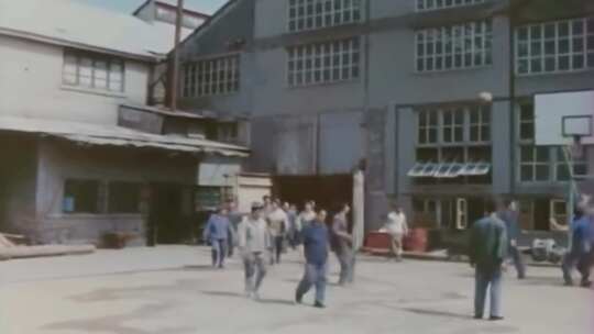 70年代80年代 工厂工人下班后生活