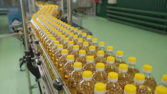 葵花籽油瓶在生产线上传输